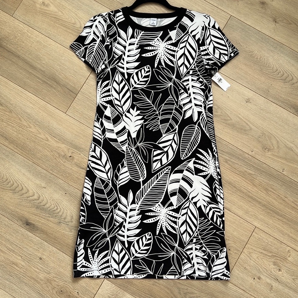 NWT T-shirt dress with cap sleeve Old Navy black and white
